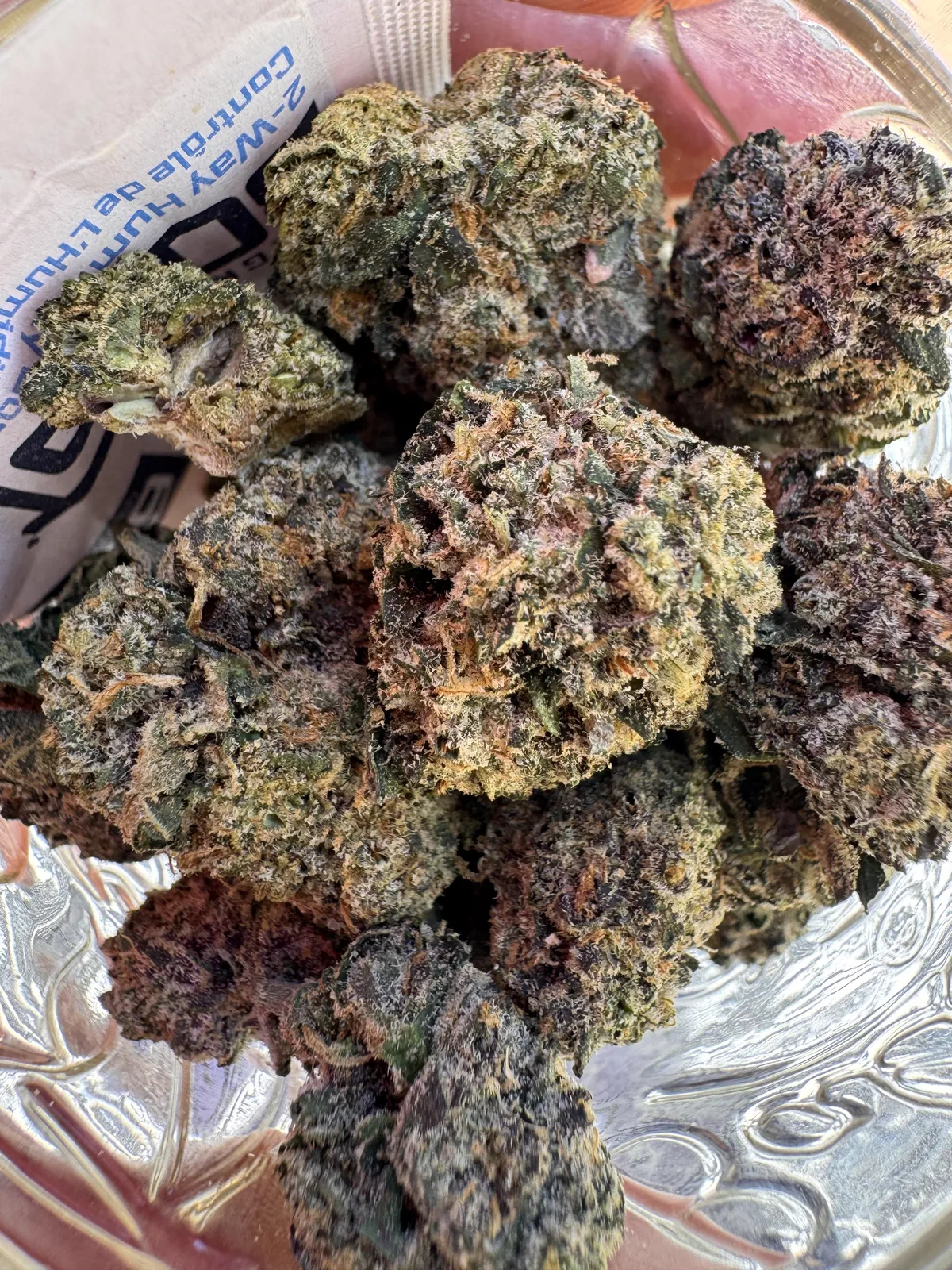 Close-up of frosty purple and green cannabis buds, typical of a social club in Archena, Spain.